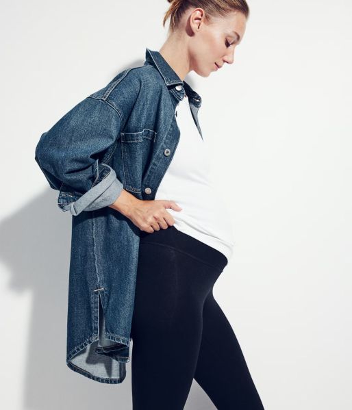 Pregnant woman wearing H&M leggings