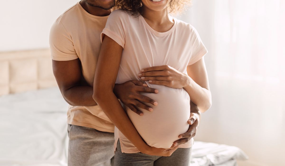 couple hugging pregnant