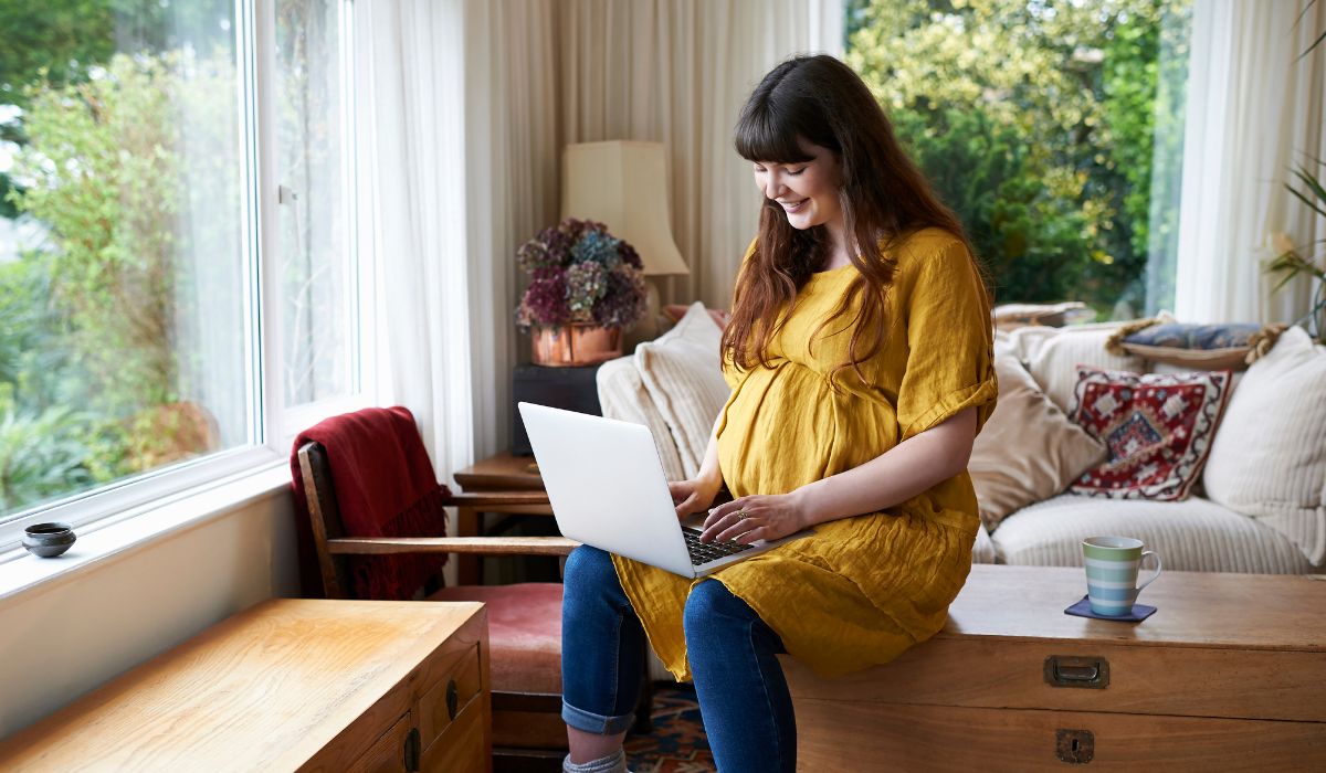 Pregnant woman on laptop
