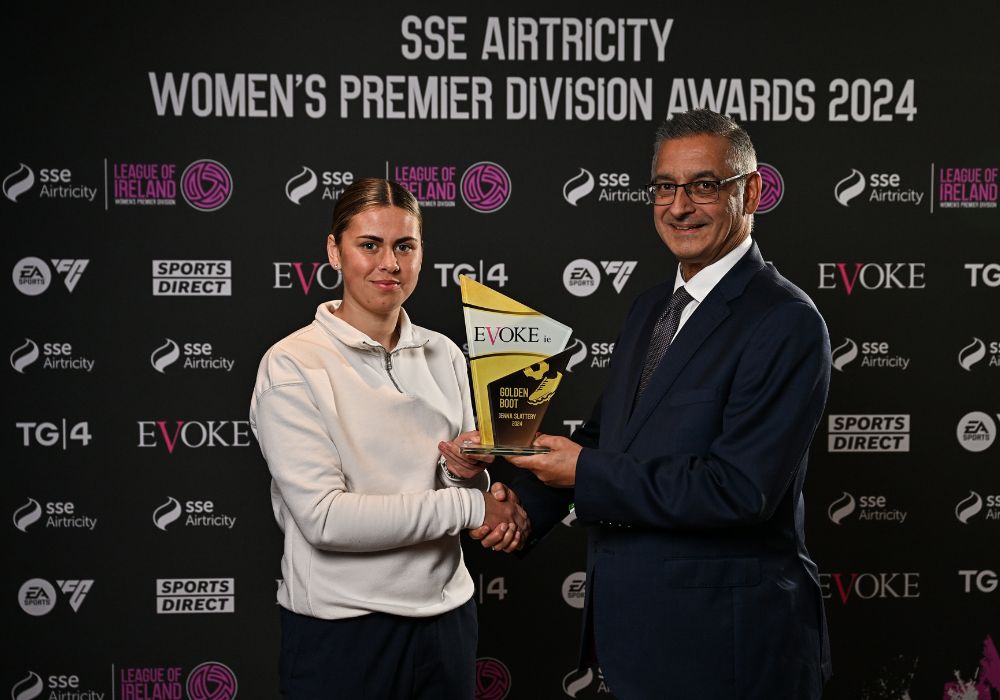 Jenna Slattery of Galway United is presented with her EVOKE.ie Golden Boot Award by DMG Circulation Manager David Vaz
