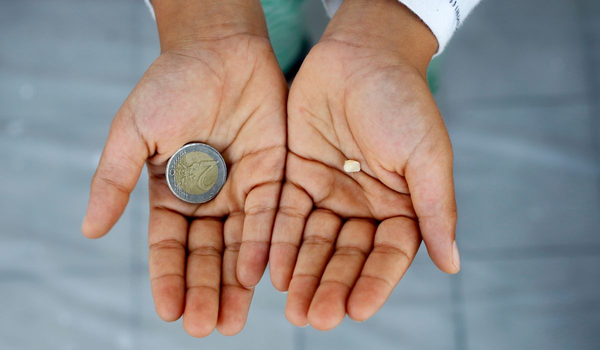 2 euro coin and a tooth