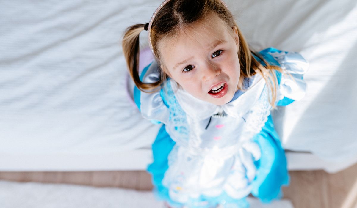 Girl in Alice in Wonderland costume