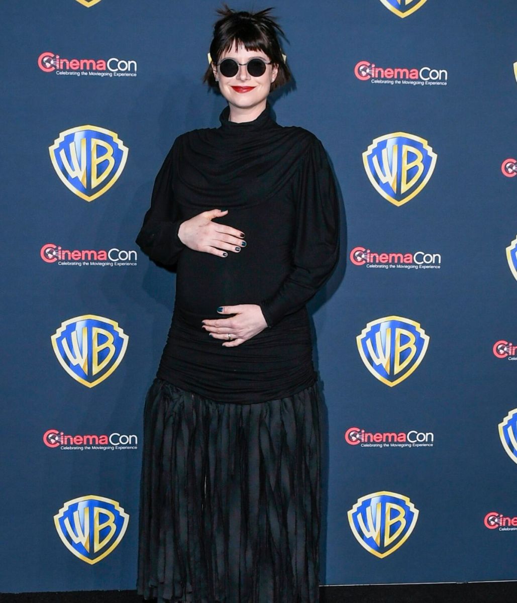 Jessie Buckley on the red carpet cradling her baby bump