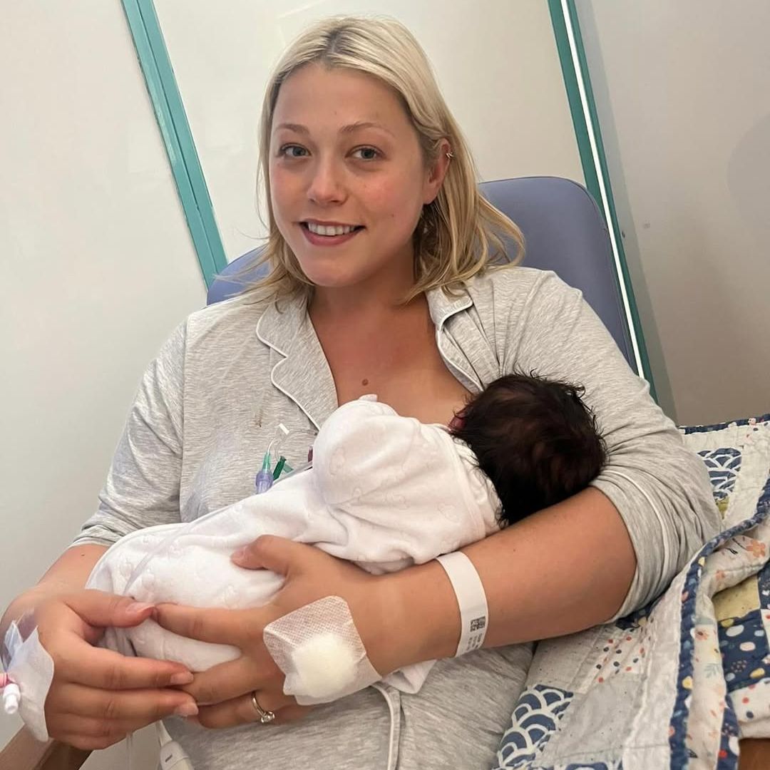Amelia Lily wit her newborn daughter Pearl