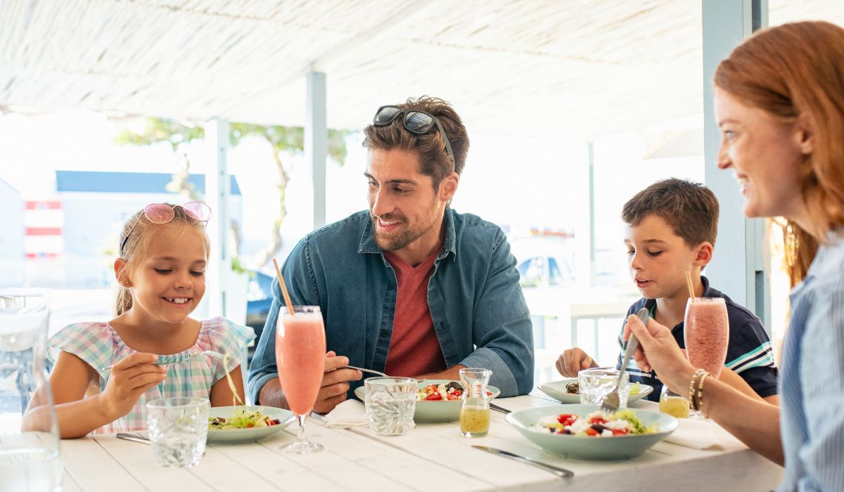 Family with well-behaved kids eating out at a restaurant. 