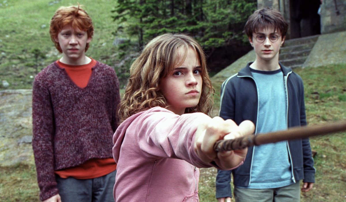 Hermione pointing her want in Harry Potter with Ron and Harry