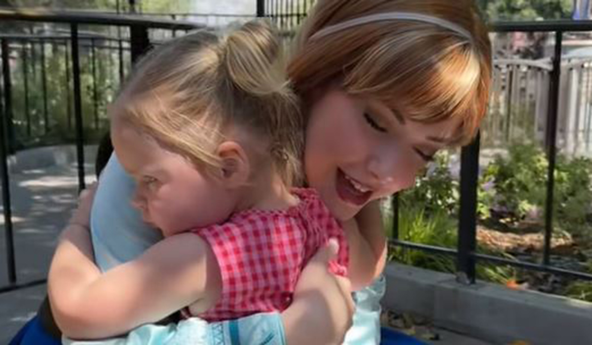 The little girl hugged Anna from Frozen for two minutes. Pic: mccallcook/TikTok