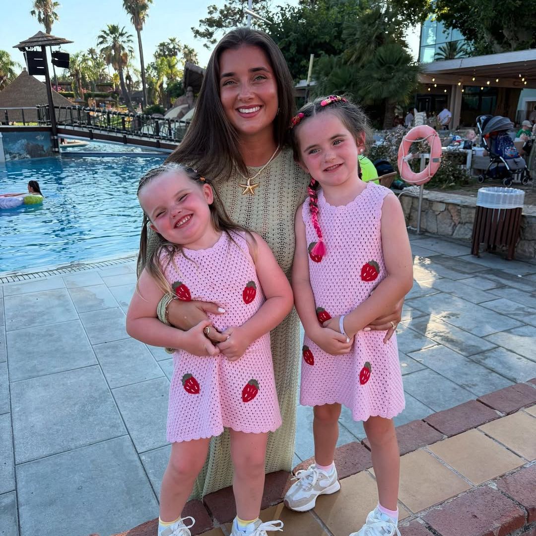 Annalivia Hynds and her daughters