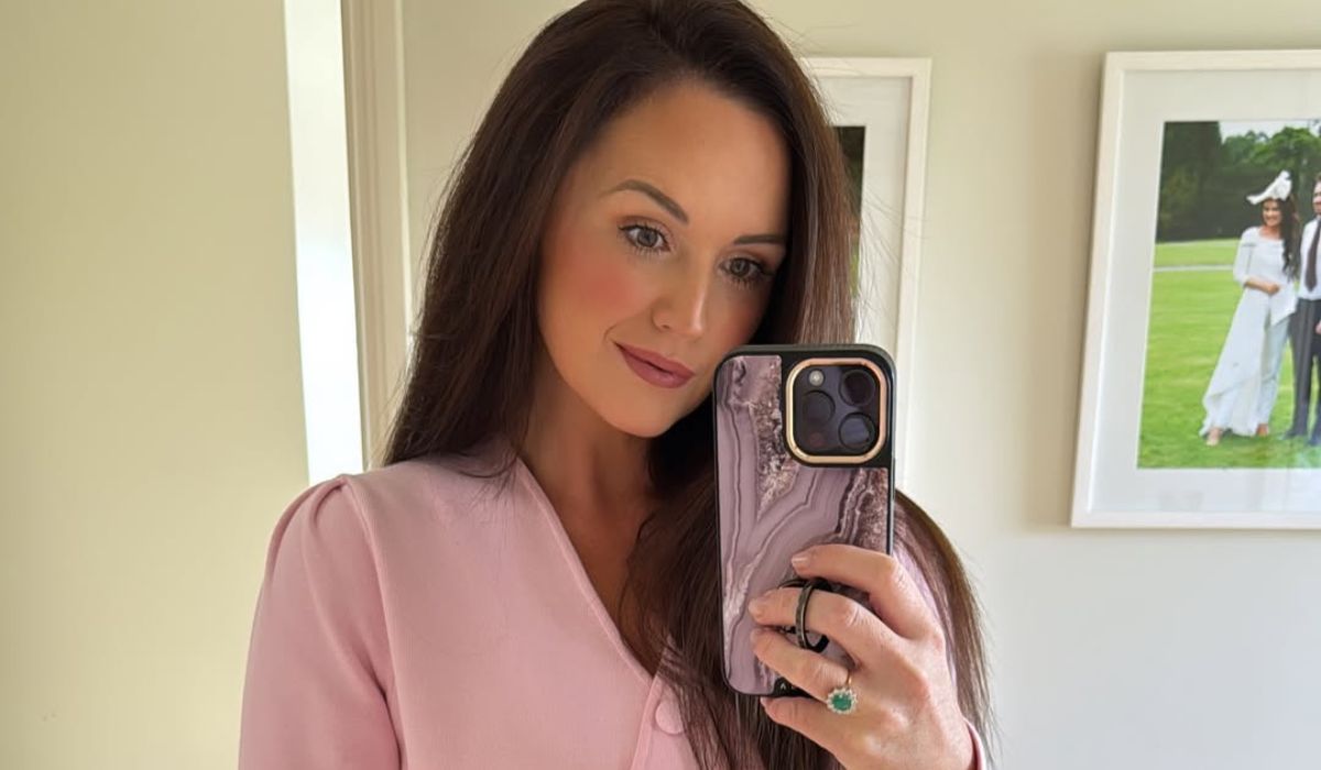 Jennifer Wrynne wearing pink cardigan