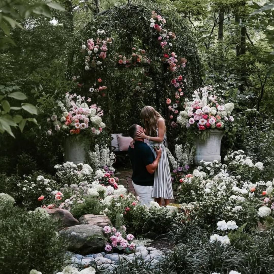 Travis Kelce getting down on one knee to propose to Taylor Swift
