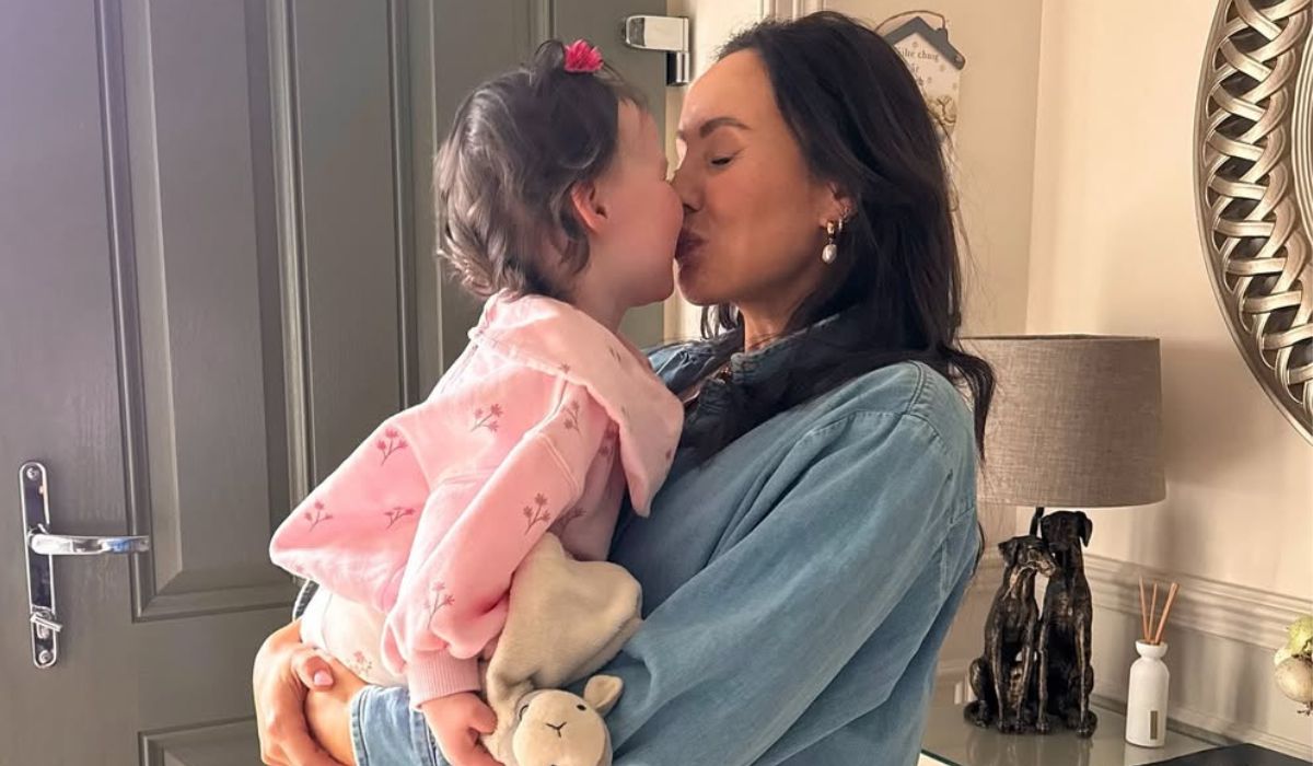 Sinéad de Butléir kissing her daughter Mallaidh
