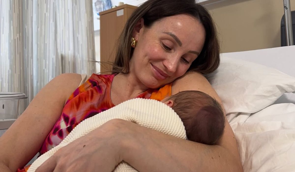 Sinéad de Butléir and her baby boy Noa in hospital bed