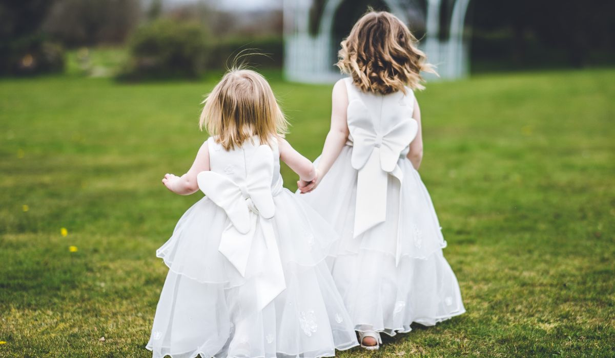 Two flowergirls at a wedding