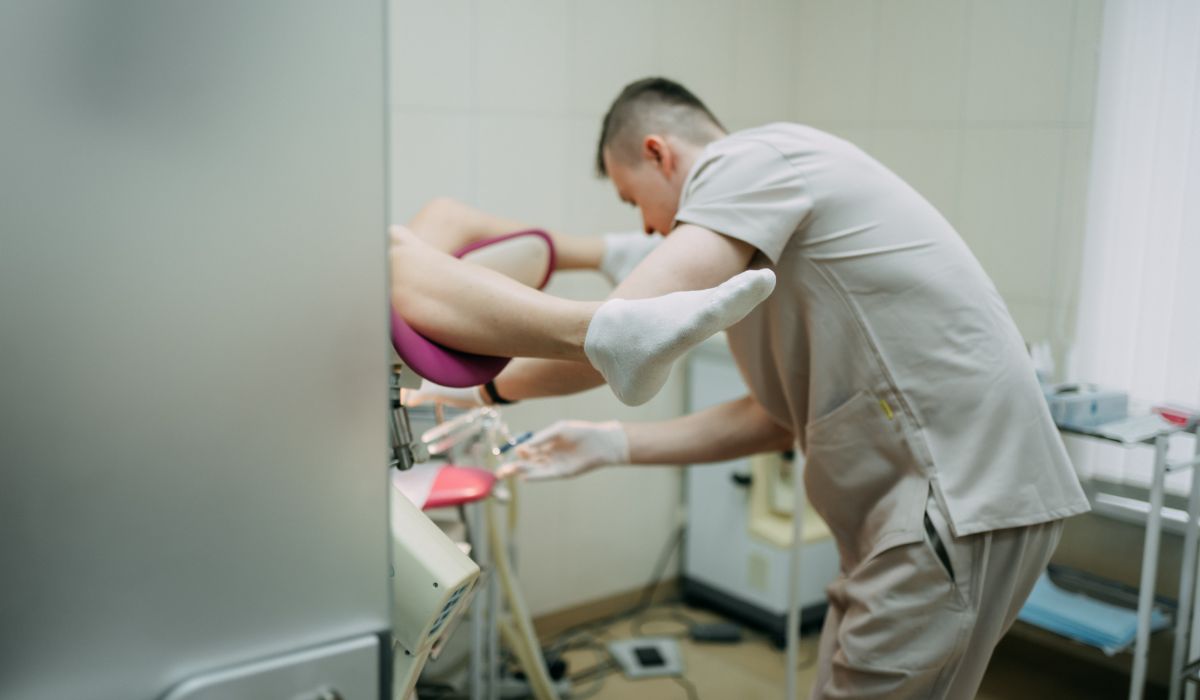 Doctor performing smear test