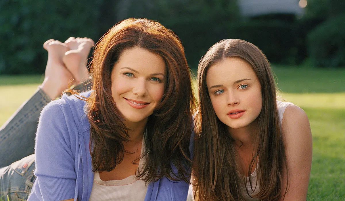 Film Stills from "Gilmore Girls" Lauren Graham, Alexis Bledel 2001. Pic: Shutterstock