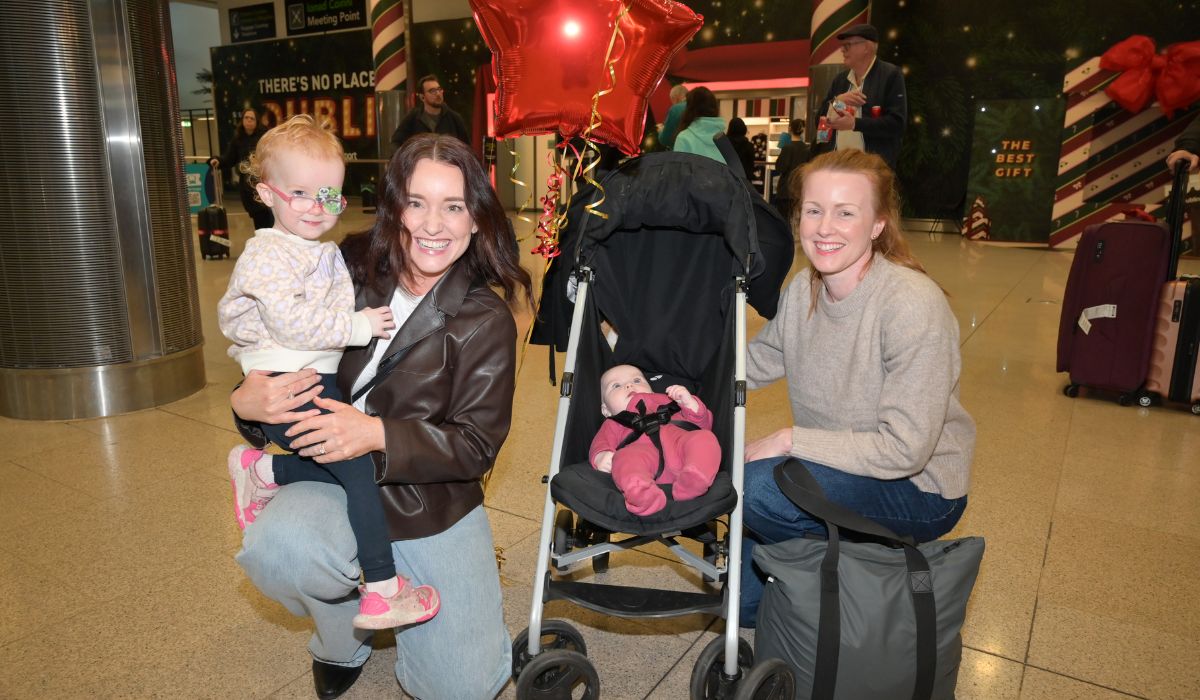 Emily Mason greets her family: Hannah Wall 2yrs Emily Mason, Baby Rose Wall, Jessica Mason from London going Enniscorthy for Christmas. PIC: Seán Dwyer