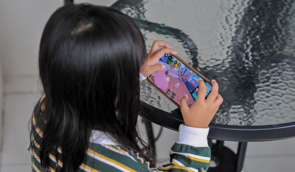 Child playing Roblox