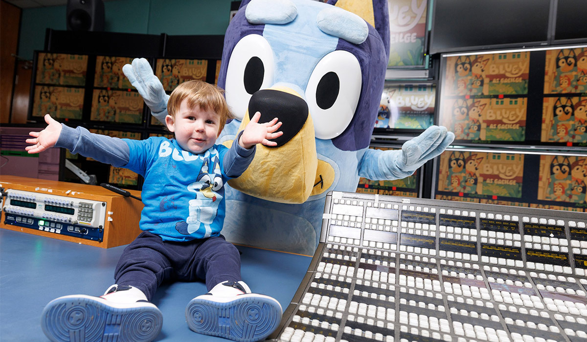 Bluey pictured in RTE TV Studios with Senan Black to announce epidoes of the hit TV series which will be available As Gaeilge from Monday 6th April on RTE Kids Jr and RTE Player. Pic: Conor McCabe