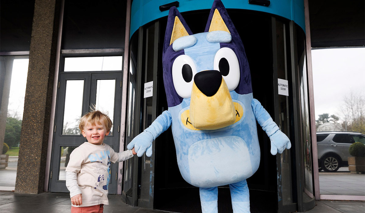 Bluey pictured in RTE TV Studios with Brian Hoare to announce epidoes of the hit TV series which will be available As Gaeilge from Monday 6th April on RTE Kids Jr and RTE Player. Pic: Conor McCabe