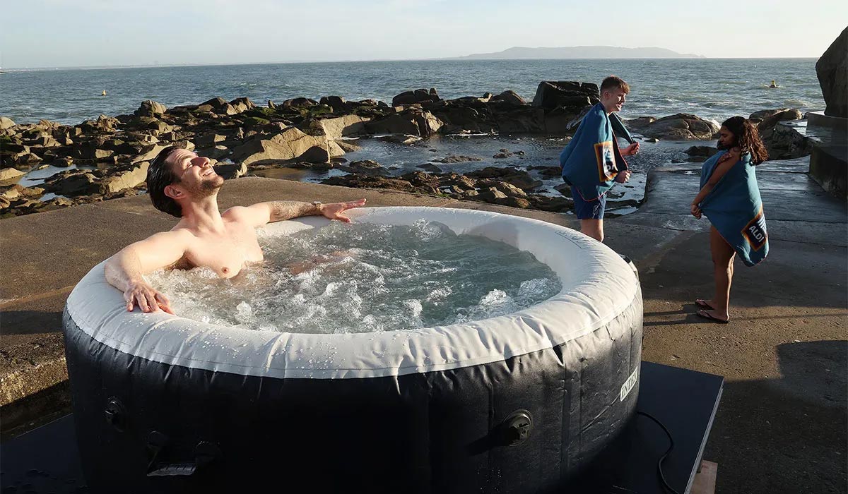 Cold plunge or hot soak, ALDI brings a spa experience to The Forty Foot as ALDI brand ambassador Eric Roberts relaxes in the Intex Spa Pool. Pic: Aldi