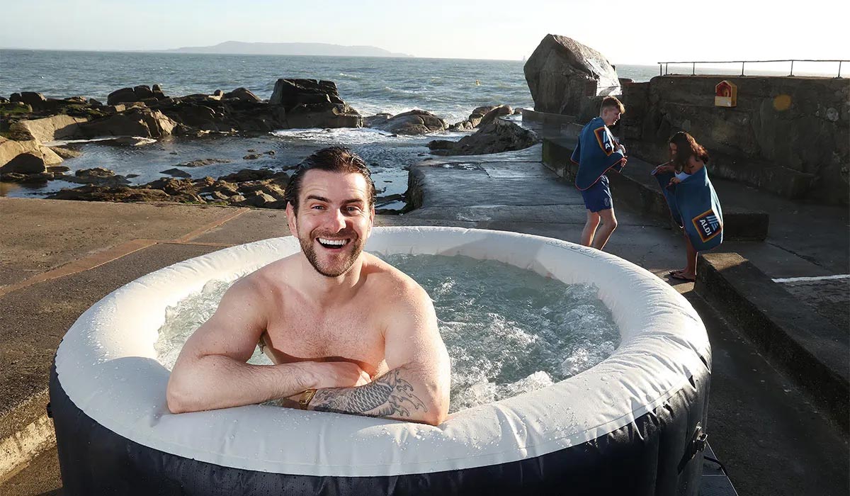 Cold plunge or hot soak, ALDI brings a spa experience to The Forty Foot as ALDI brand ambassador Eric Roberts relaxes in the Intex Spa Pool. Pic: Aldi