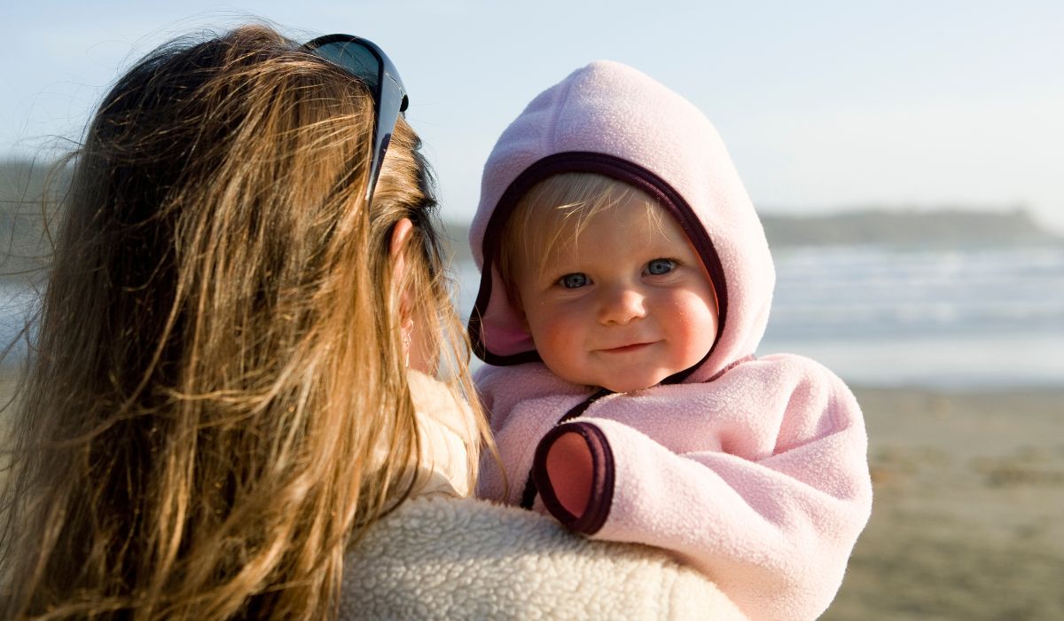 Mother and little girl om the beach