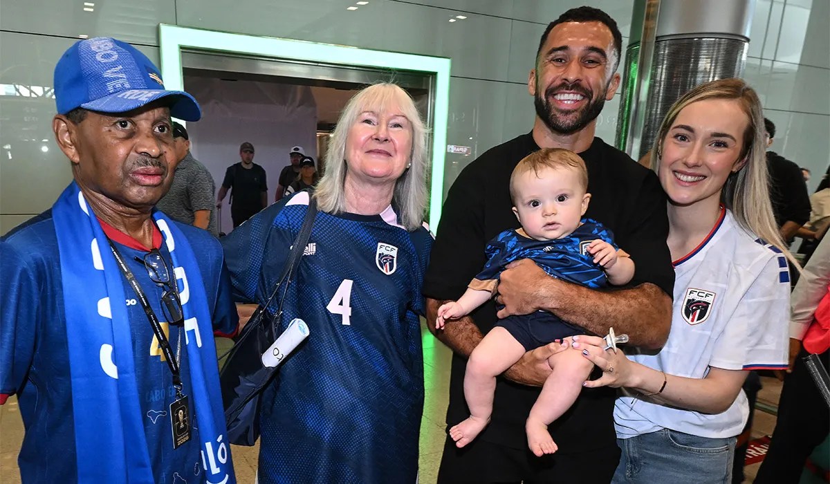 Roberto 'Pico' Lopes with his wife Leah, eight-month-old son Diego and his parents Carlos and Judy after he arrived at Dublin Airport today aboard Aer Lingus flight EI 483 from Lisbon. Pic: Stephen McCarthy/Sportsfile