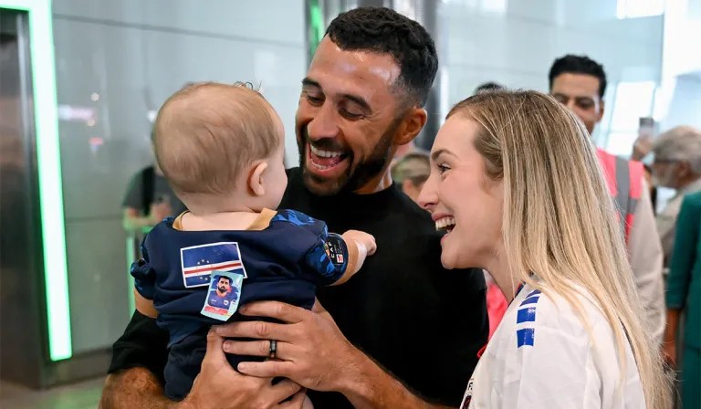 Roberto 'Pico' Lopes with his wife Leah and eight-month-old son Diego after he arrived at Dublin Airport aboard Aer Lingus flight EI 483 from Lisbon. Pic: Stephen McCarthy/Sportsfile