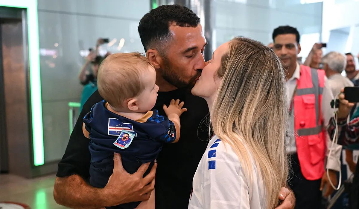 Roberto 'Pico' Lopes with his wife Leah and eight-month-old son Diego after he arrived at Dublin Airport aboard Aer Lingus flight EI 483 from Lisbon. Pic: Stephen McCarthy/Sportsfile